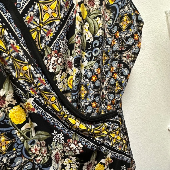 Floral Patterned Women's Top - Picture 2 of 3